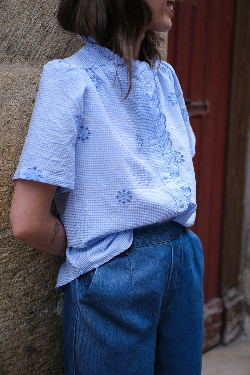 Blouse Mada, couleur bleu ciel, motifs vichy, manches courtes