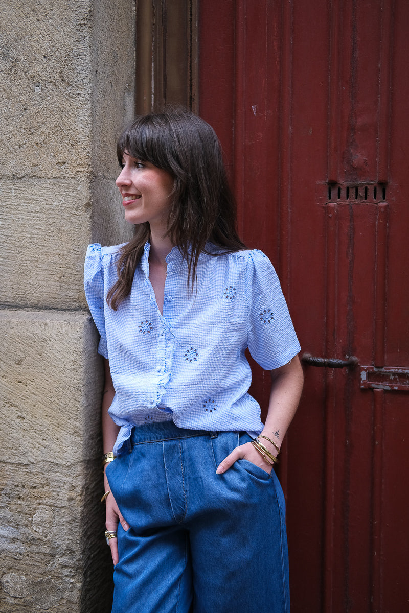 Blouse Mada, couleur bleu ciel, motifs vichy, manches courtes