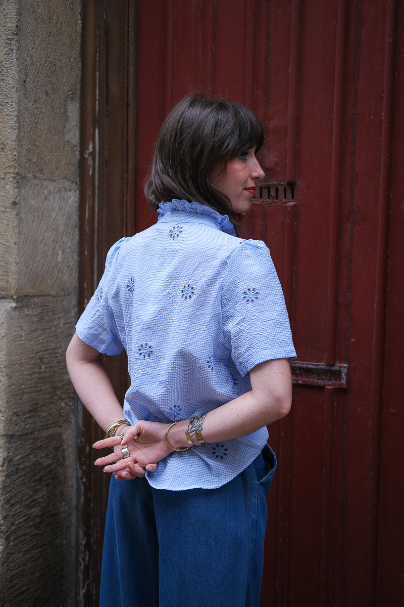 Blouse Mada, couleur bleu ciel, motifs vichy, manches courtes