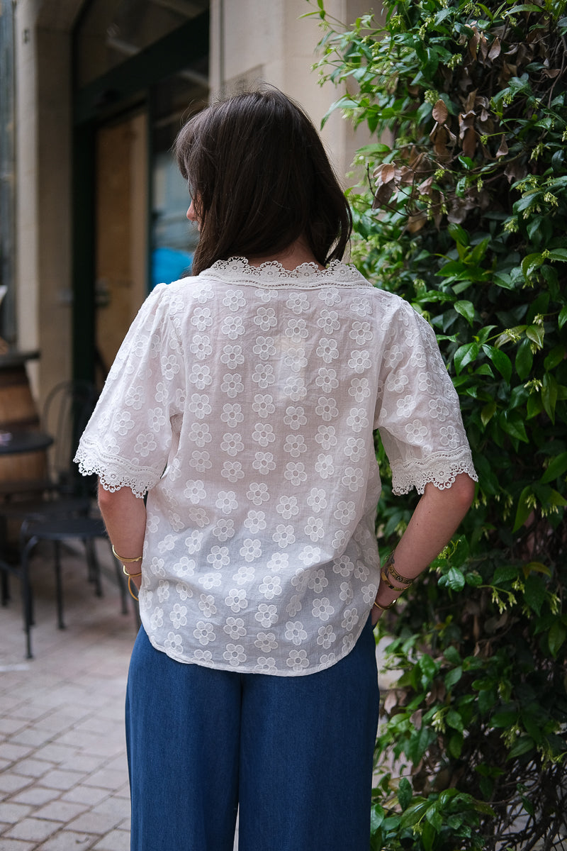 Blouse Mirta, couleur écru, matière broderies, manches courtes