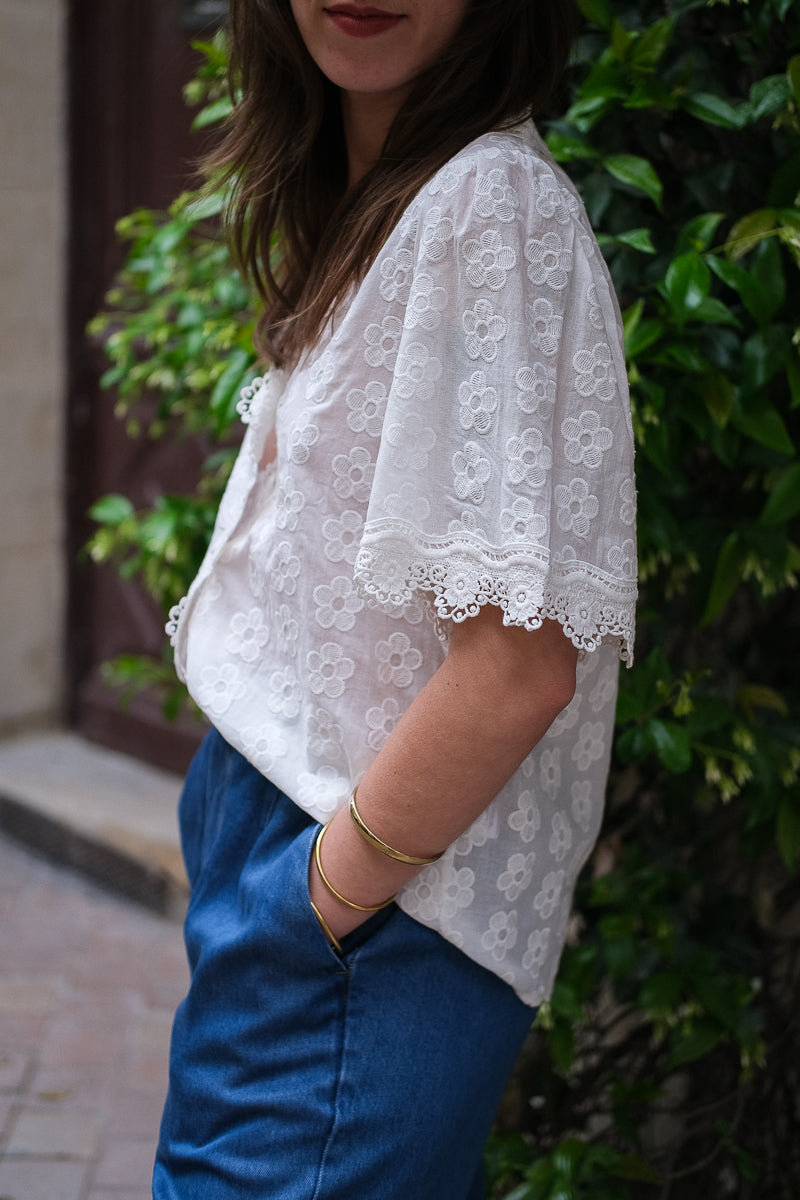 Blouse Mirta, couleur écru, matière broderies, manches courtes