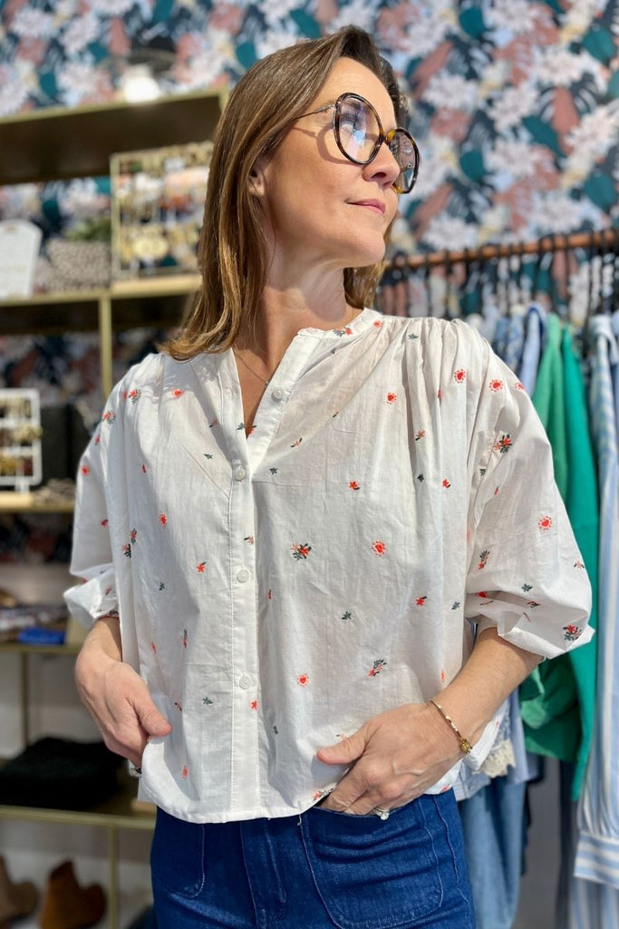 Blouse Naely, couleur écru, manches mi-longues, marque Rue Mazarine, détails broderies petites fleurs