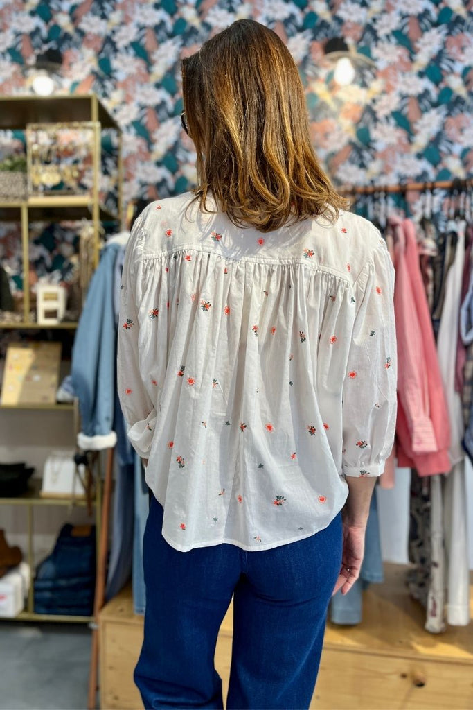 Blouse Naely, couleur écru, manches mi-longues, marque Rue Mazarine, détails broderies petites fleurs