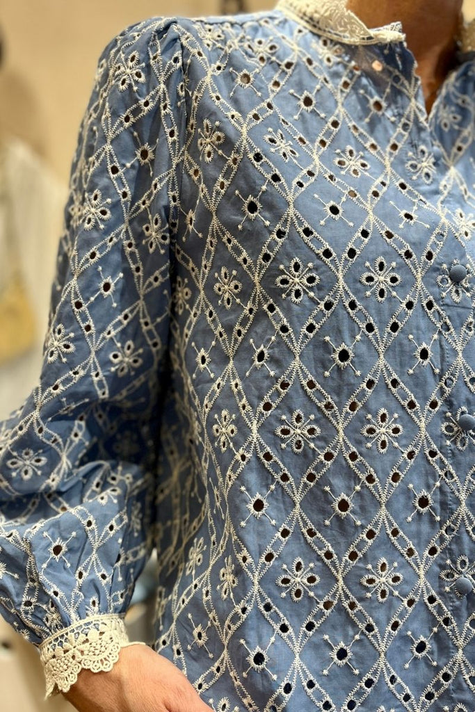 Blouse Suzanne, couleur bleu, matière broderie, manches longues, patte de boutonnage sur le devant