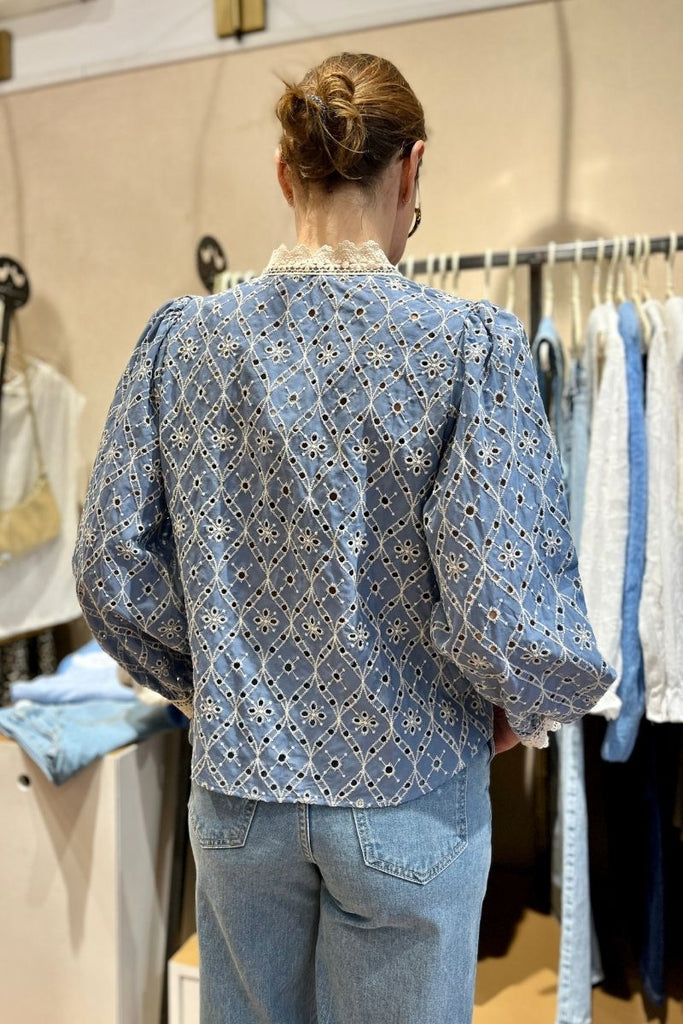 Blouse Suzanne, couleur bleu, matière broderie, manches longues, patte de boutonnage sur le devant