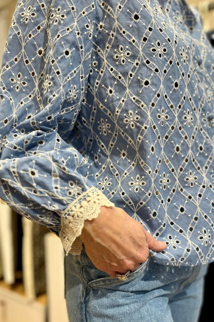 Blouse Suzanne, couleur bleu, matière broderie, manches longues, patte de boutonnage sur le devant