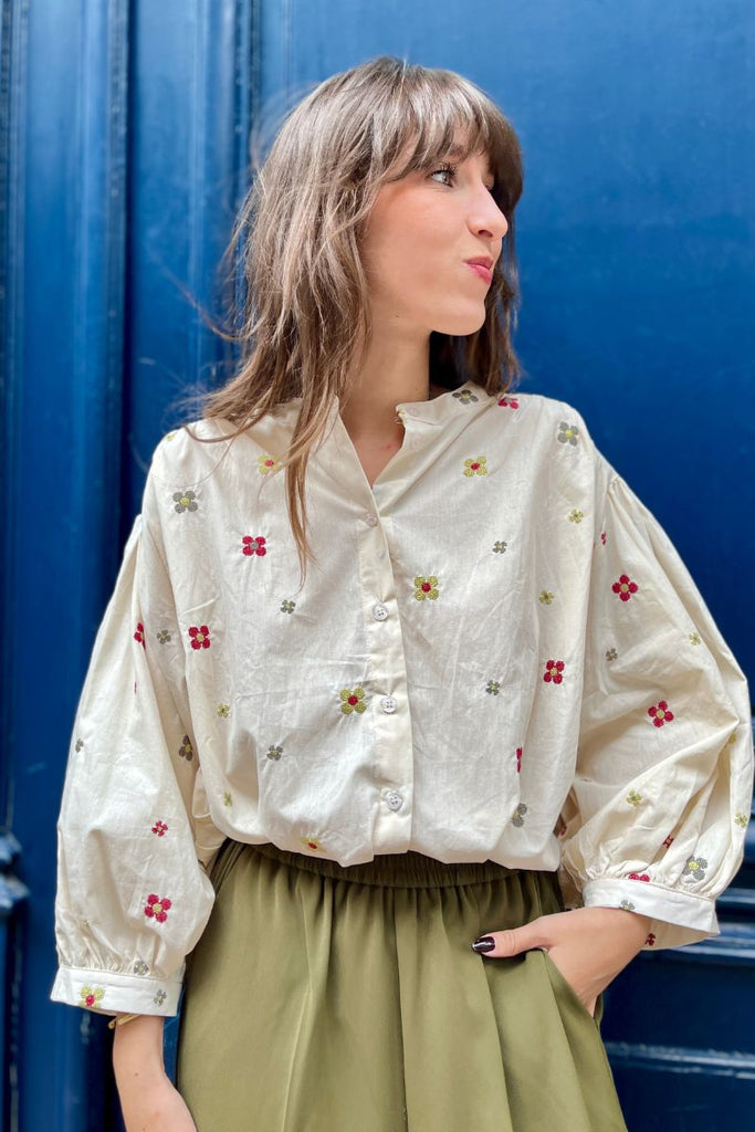 Chemise Maria, couleur beige, matière coton, broderies fleurs