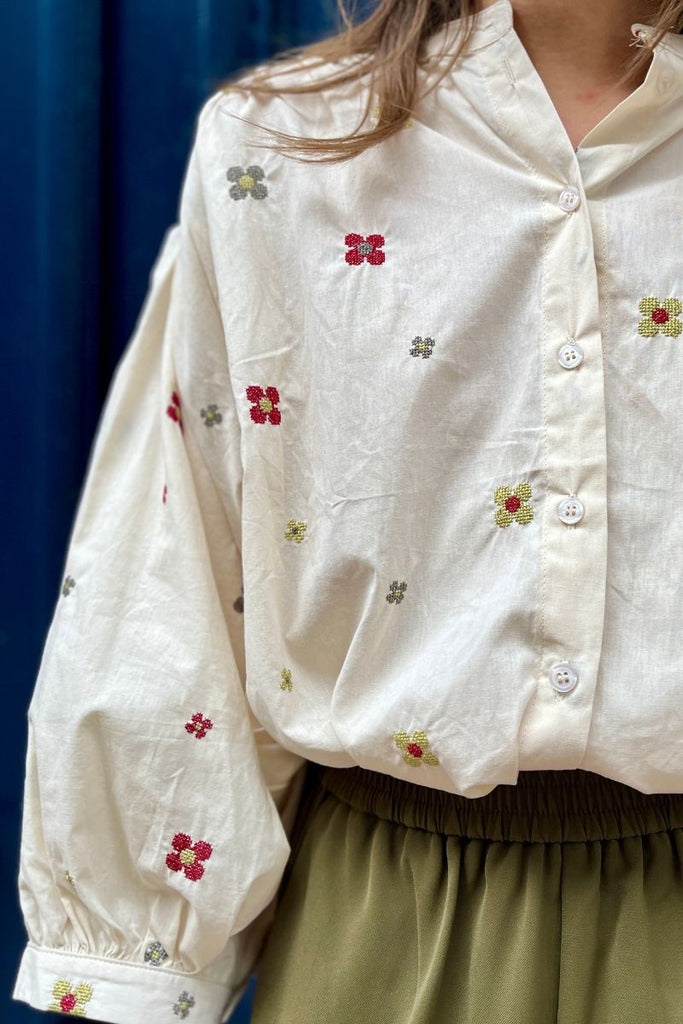 Chemise Maria, couleur beige, matière coton, broderies fleurs