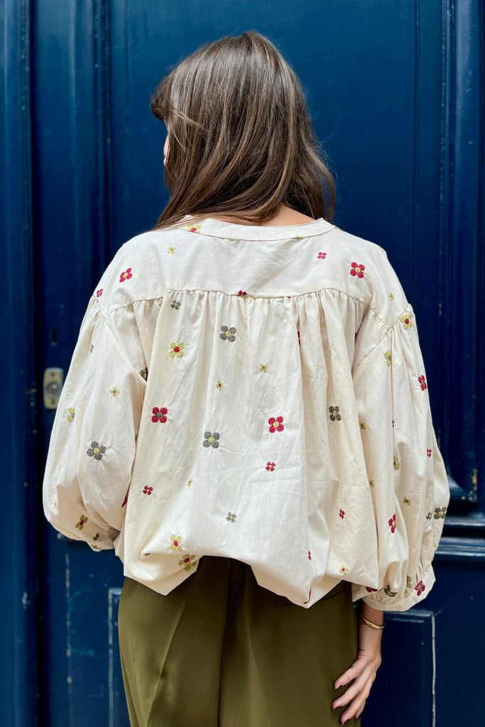 Chemise Maria, couleur beige, matière coton, broderies fleurs