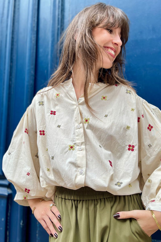 Chemise Maria, couleur beige, matière coton, broderies fleurs