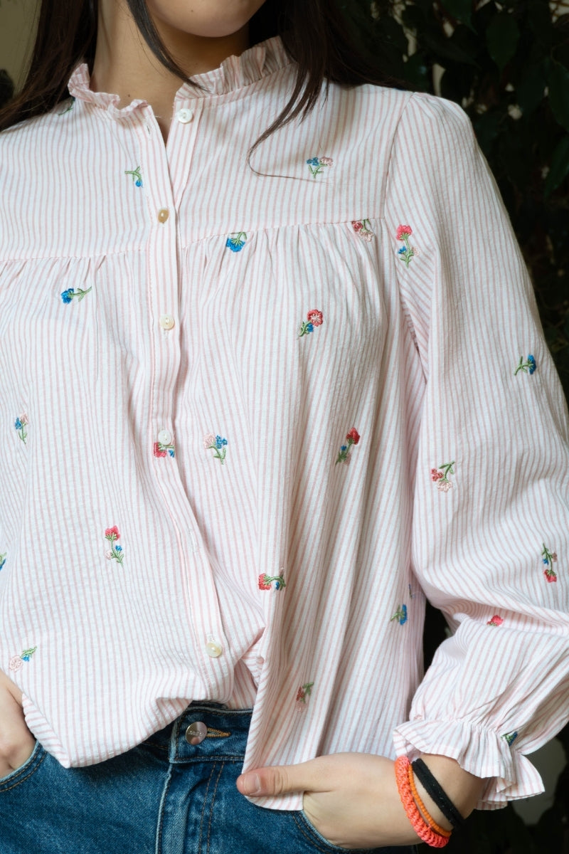 Chemise Marie, couleur rose, motifs rayures et fleurs brodées 