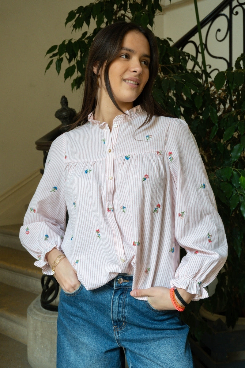 Chemise Marie, couleur rose, motifs rayures et fleurs brodées 