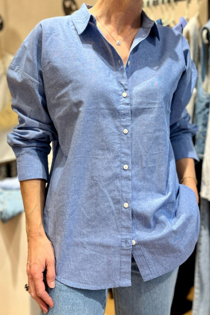 Chemise Vidrisa, couleur bleu, marque Vila, manches longues, col chemise, détail "beautiful", patte de boutonnage sur le devant, coupe oversize