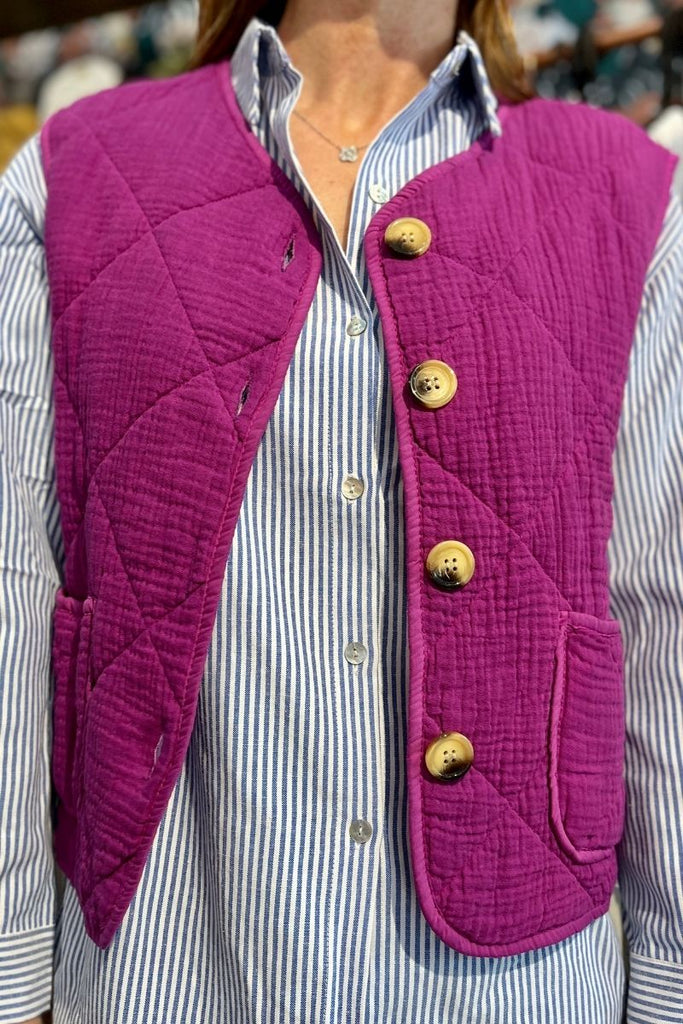 Gilet Clotaire, marque Marie Ile de Ré, couleur bougainvillier, sans manches, matière matelassée en gaze de coton