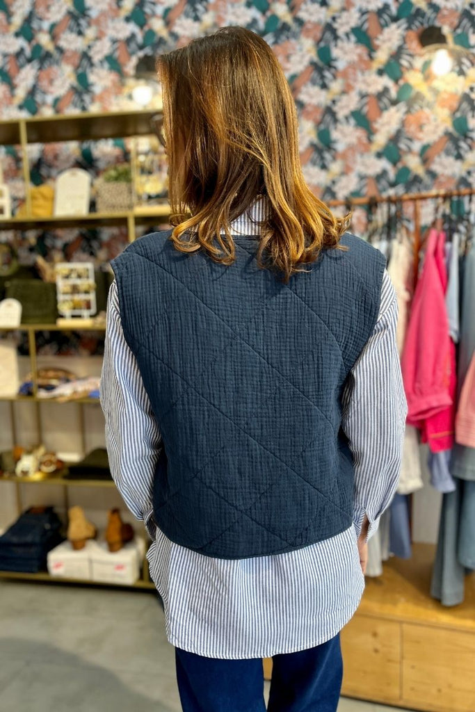 Gilet Clotaire, couleur marine, marque Marie Ile de Re, sans manches, matière matelassée en gaze de coton