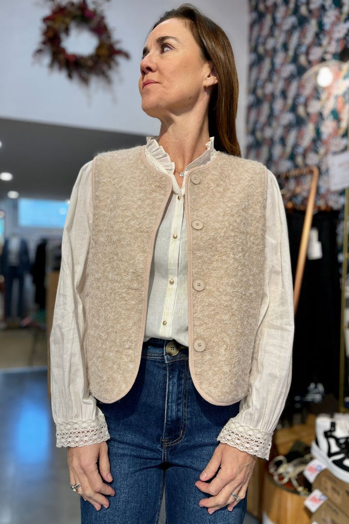 Gilet Kora, couleur beige, sans manches, encolure ronde, patte de boutonnage sur le devant