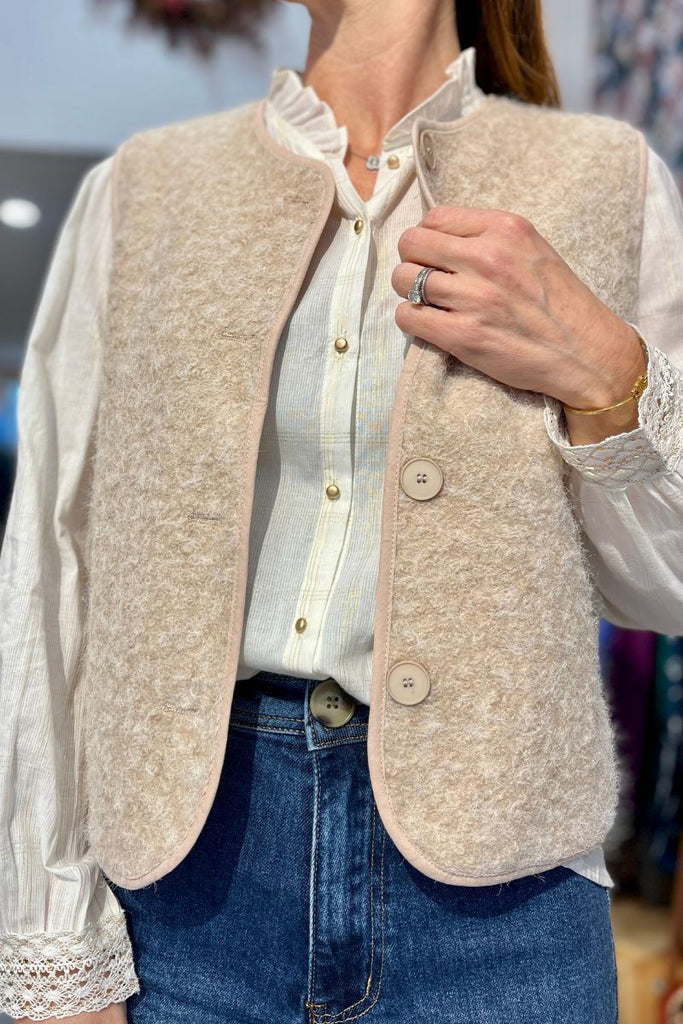 Gilet Kora, couleur beige, sans manches, encolure ronde, patte de boutonnage sur le devant