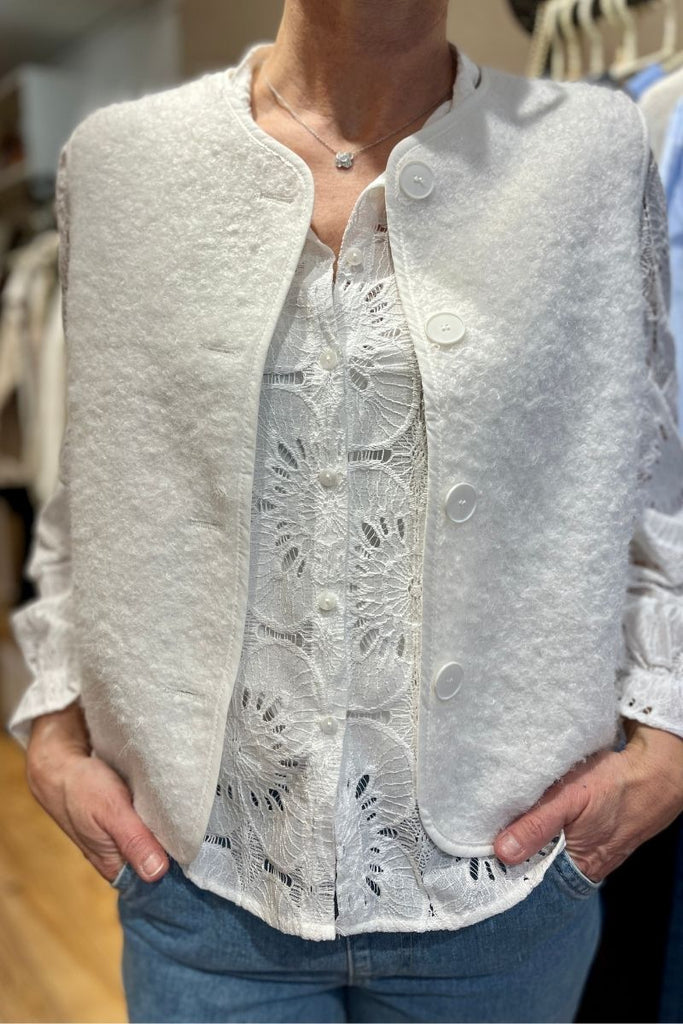 Gilet Kora, sans manches, couleur : blanc, patte de boutonnage sur le devant