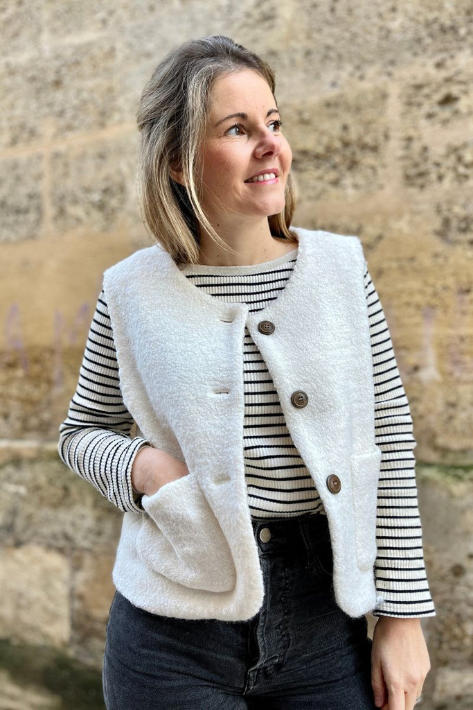 Gilet Mélodie, couleur écru, sans manches, 2 poches plaquées sur le devant, patte de boutonnage sur le devant