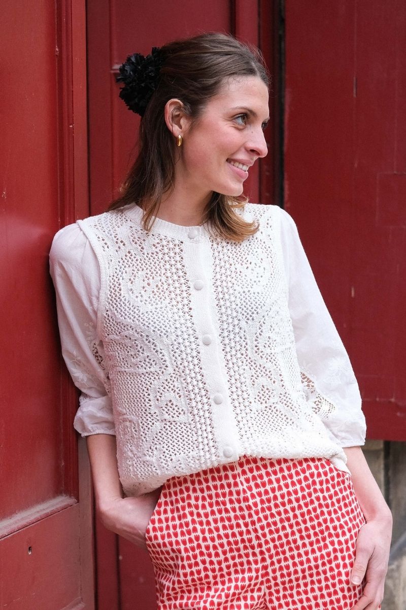 Gilet Mila, couleur ecru, marque Orfeo, motifs broderies