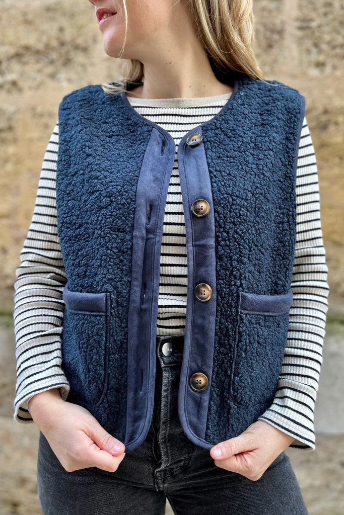 Gilet Mirage, couleur marine, sans manches, patte de boutonnage, 2 poches plaquées sur le devant