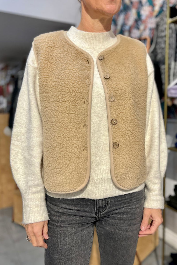 Gilet Paul, marque Marie Ile de Ré, couleur beige, sans manches, encolure ronde, patte de boutonnage 