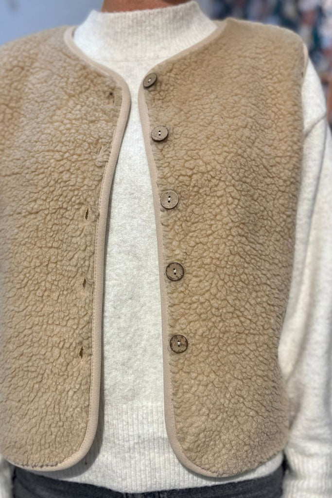 Gilet Paul, marque Marie Ile de Ré, couleur beige, sans manches, encolure ronde, patte de boutonnage 