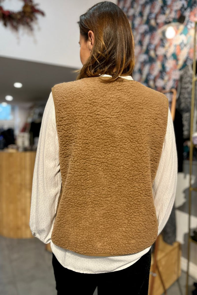 Gilet Paul, couleur camel, marque Marie Ile de Ré, sans manches, patte de boutonnage