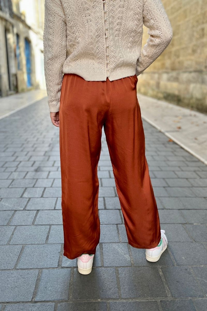 pantalon Gaby, couleur brique, matière fluide, taille élastique à l'arrière