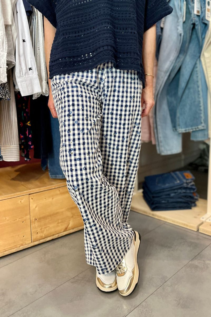 Pantalon Pali, couleur marine, marque Laure et Max, coupe large, taille ajustée, motif carreaux et petites fleurs