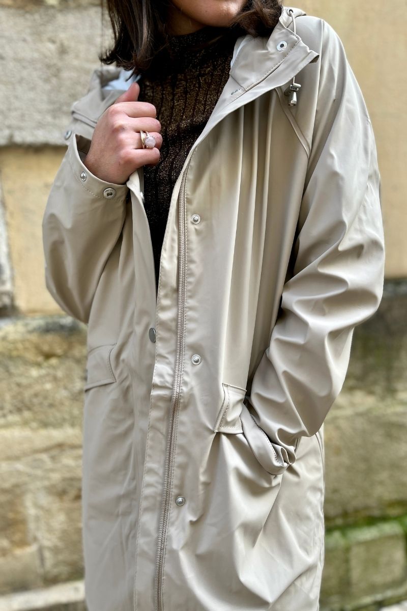 Parka Ihtazi, couleur beige, marque Ichi, manches longues, capuche non amovible, fermeture éclaire le long de la parka