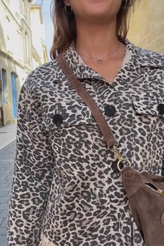 Veste Ixjilla, motif leopard, manches longues, col chemise, patte de boutonnage sur le devant