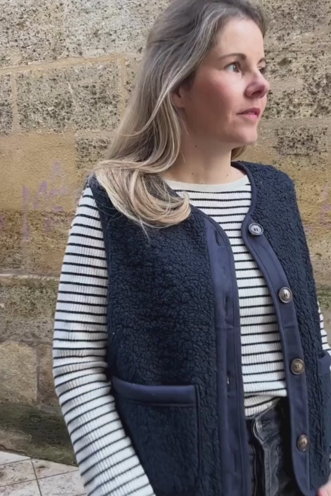 Gilet Mirage, couleur marine, sans manches, patte de boutonnage, 2 poches plaquées sur le devant