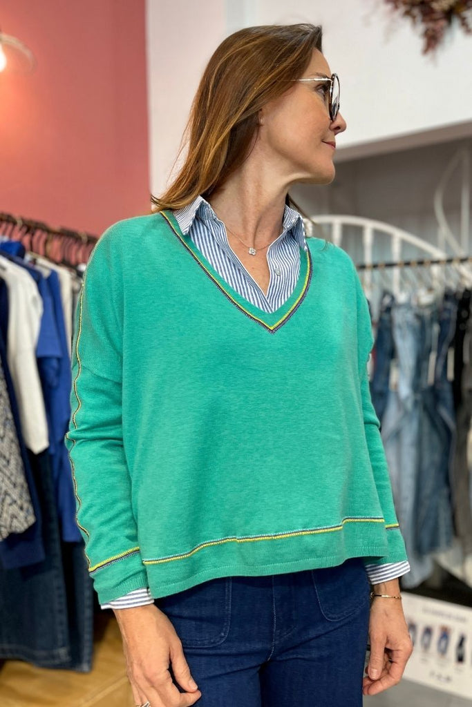 Pull Leila, couleur vert, marque Orfeo, manches longues, encolure V, broderies sur l'encolure et les manches