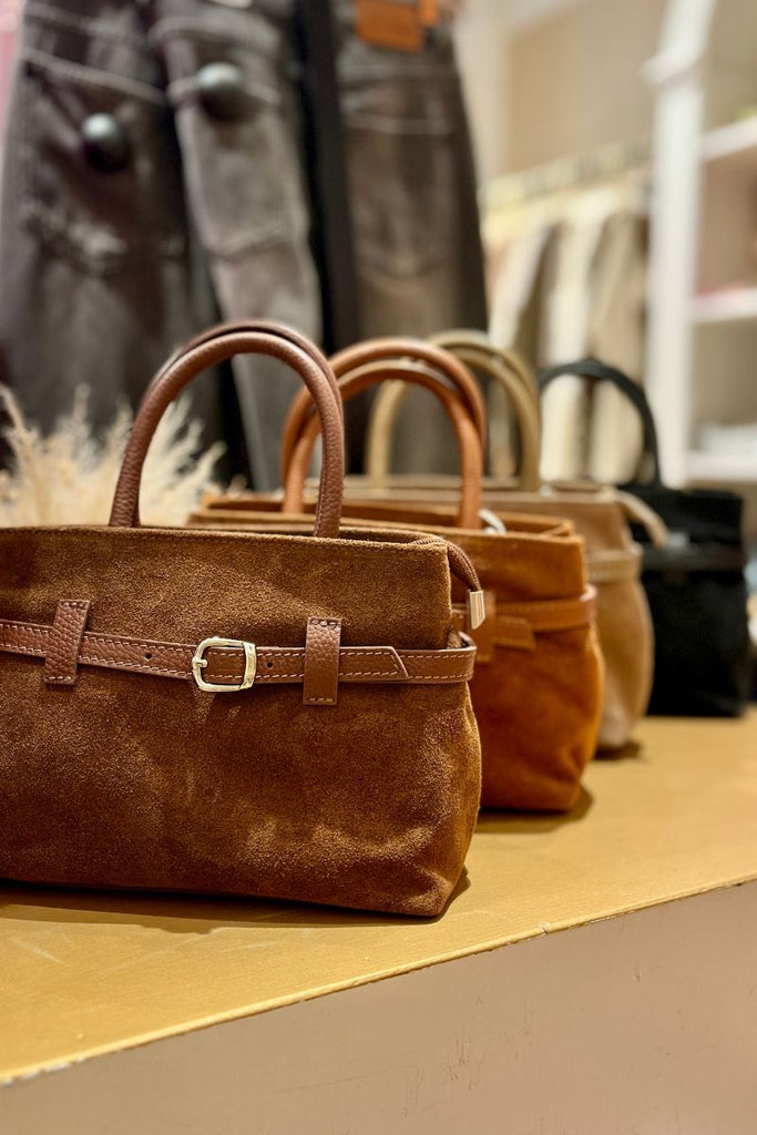 Sac Hermi, 4 coloris : marron, camel, taupe et noir, matière cuir, bandoulière amovible et réglable