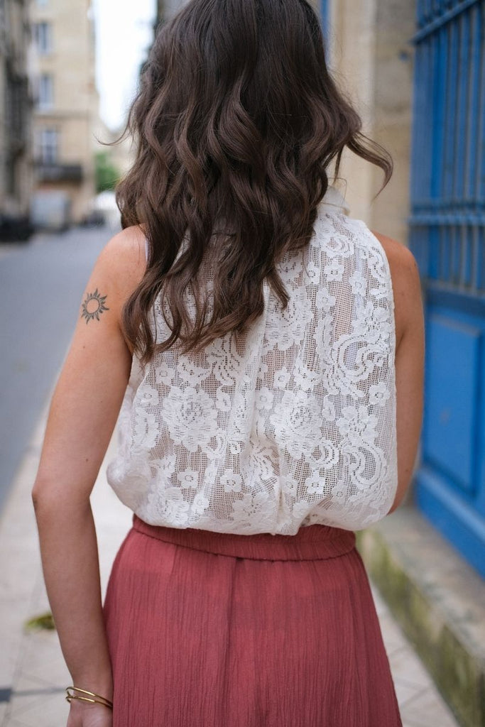Top Lana, couleur écru, matière broderies