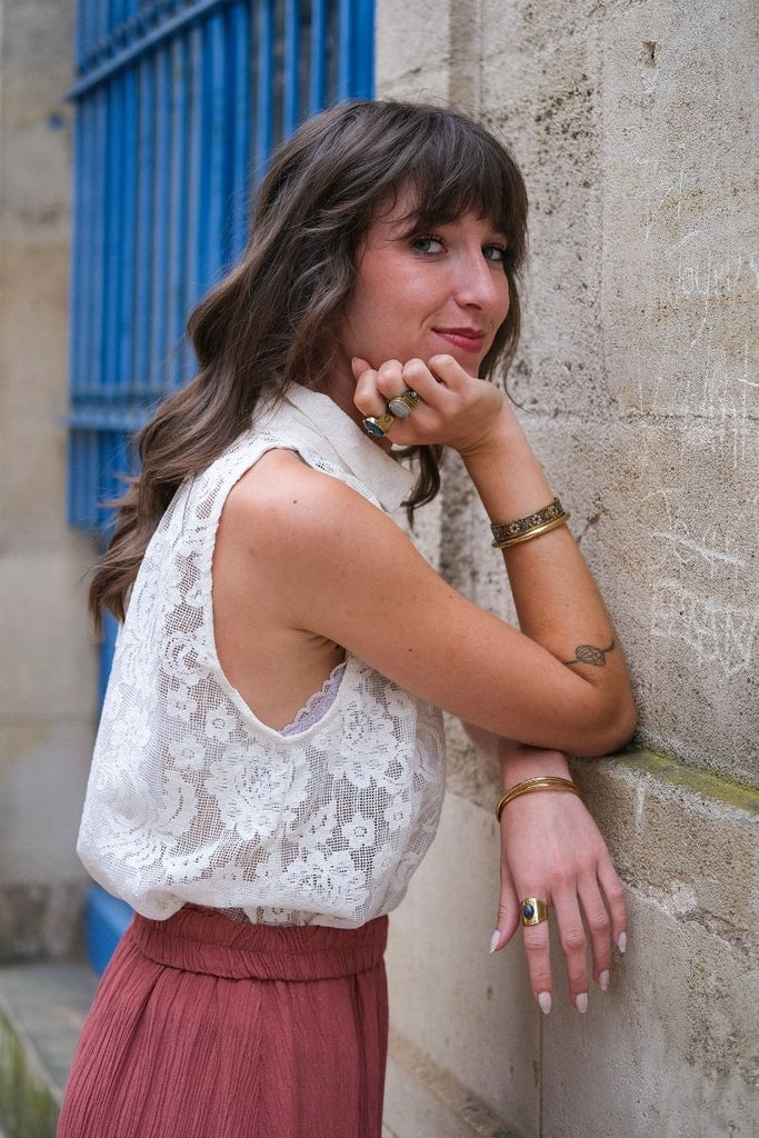 Top Lana, couleur écru, matière broderies