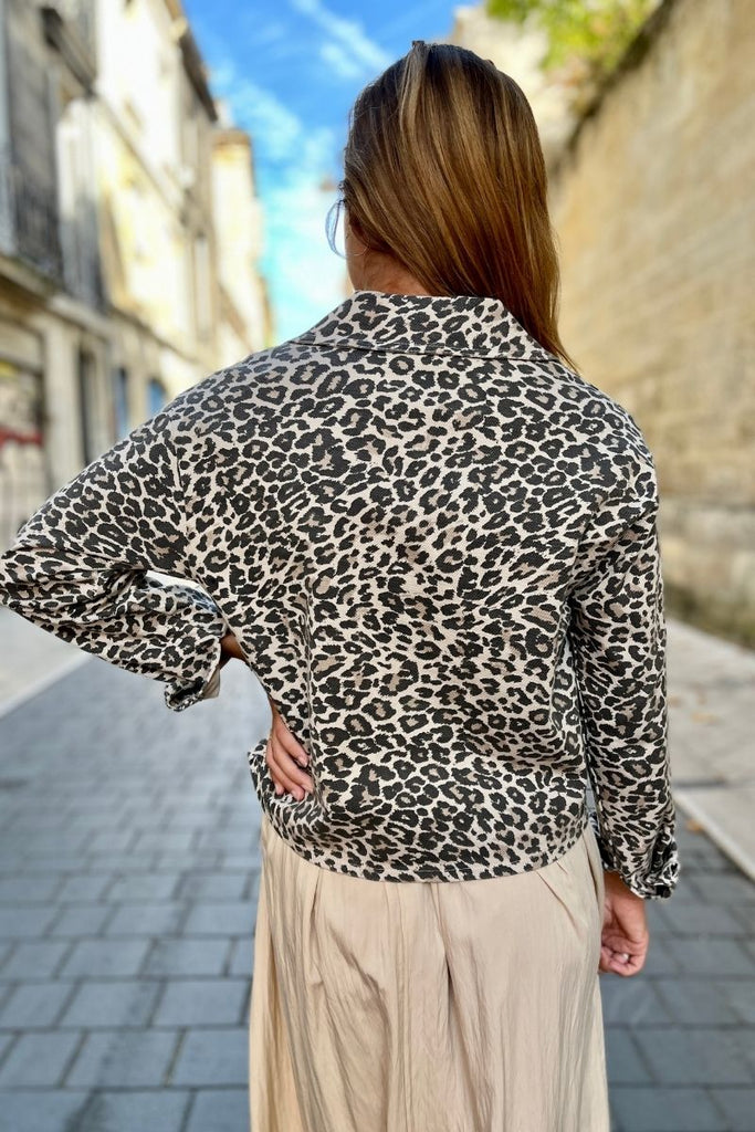 Veste Ixjilla, motif leopard, manches longues, col chemise, patte de boutonnage sur le devant