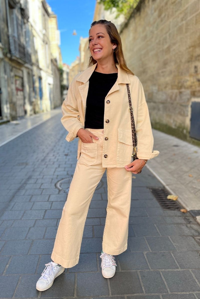 Veste Valérie, couleur écrue, manches longues, col chemise, patte de boutonnage sur le devant