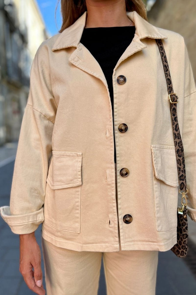 Veste Valérie, couleur écrue, manches longues, col chemise, patte de boutonnage sur le devant